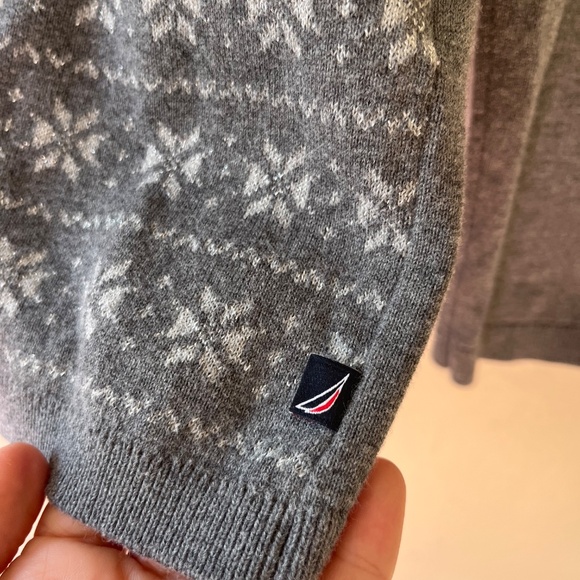 Nautica Sz M Snowflake Print V Neck Gray Sweater Pullover Stretch - Picture 5 of 10